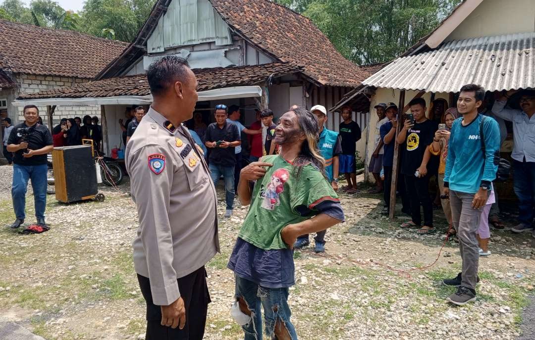 Ipda Purnomo saat bercanda dengan Gondrong Labanan habis nge prank (Foto : Imron Rosidi/ngopibareng.id)