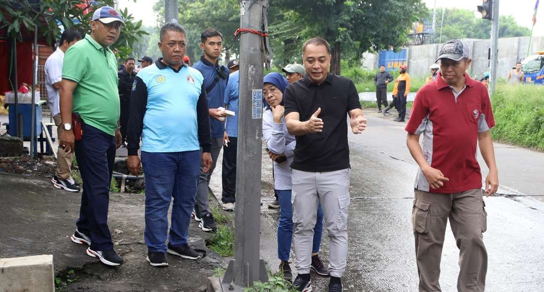 Peninjauan lokasi pasca banjir oleh Walikota Surabaya, Eri Cahyadi. (Foto: Humas Pemkot Surabaya)