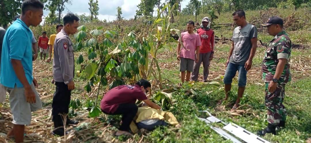 Petugas Polsek dan Koramil Sambeng beserta warga ketika mendatangi tempat ditemukannya mayat korban. (Foto: Istimewa)