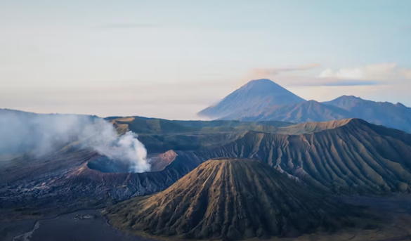 Gunung Semeru dari Bromo. (Foto: Unsplash)