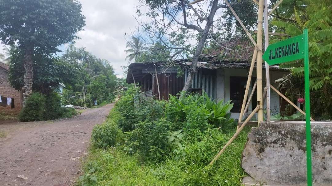 Di jalan inilah paving yang sudah dikirim ditarik kembali. (Foto: Muh Hujaini/Ngopibareng.id)