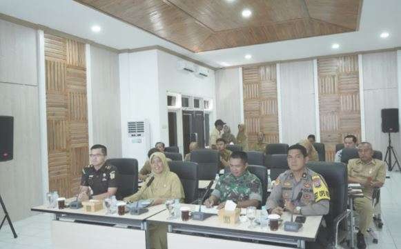 Rapat daring antara Pemkab Lumajang bersama Inspektur Jenderal Kementerian Dalam Negeri RI (Kemendagri) Komjen. Pol Tomsi Tohir Balaw. (Foto: Kominfo Lumajang)