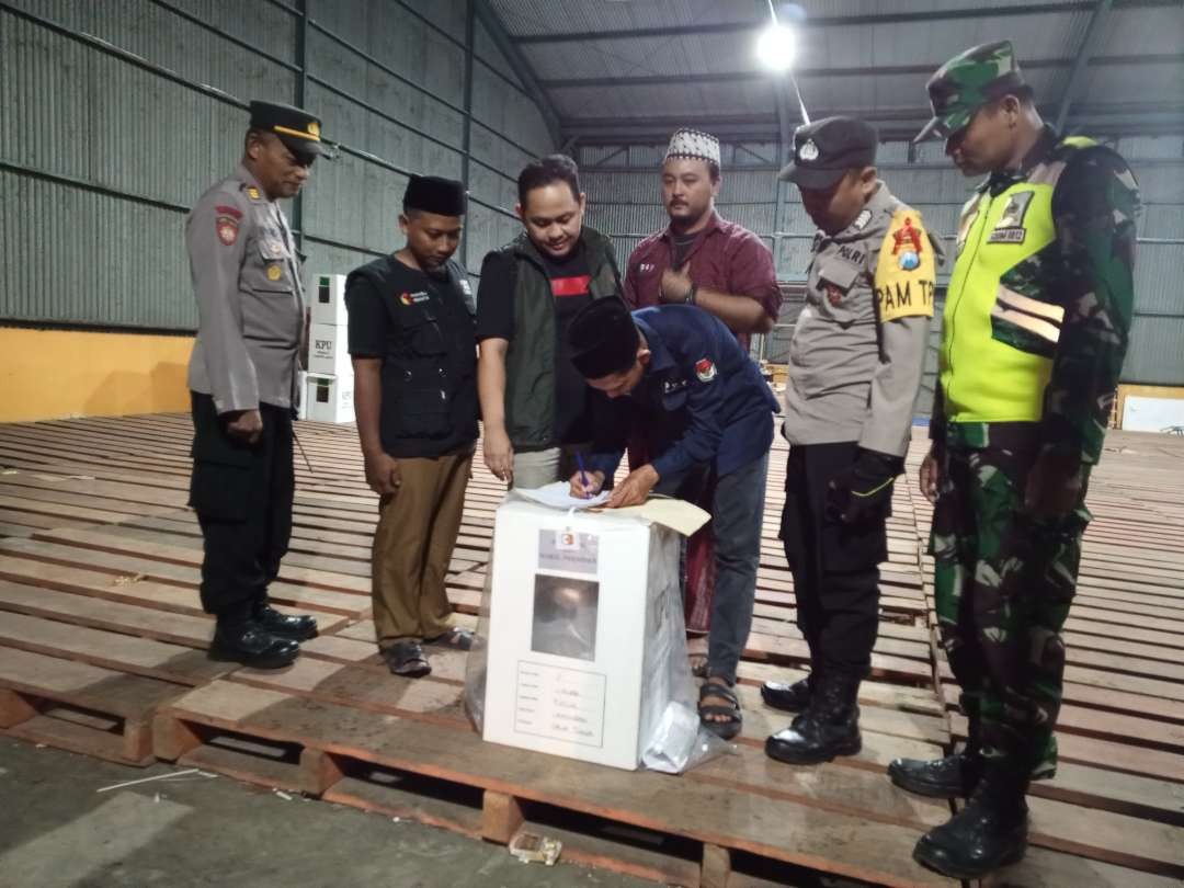 Panitia Pemilihan Kecamatan (PPK) Kecamatan Pick didampingi petugas Polsek dan Koramil Pucuk saat mengambil surat suara di gudang KPU Lamongan yang berada di gudang Bulog Lamongan (Foto : Imron Rosidi/ngopibareng.id)