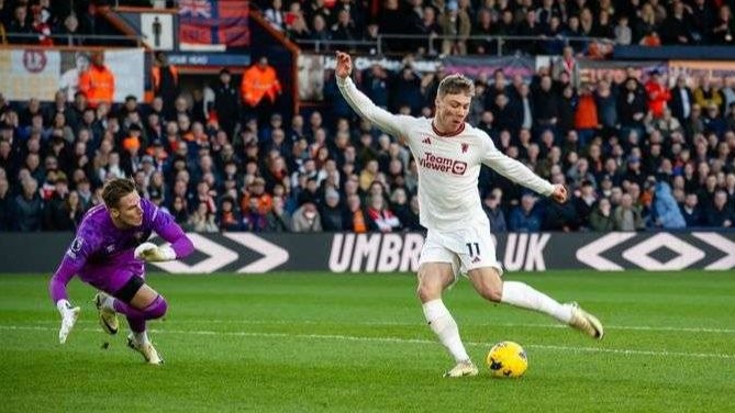 Rasmus Hojlund mencetak gol cepat ke gawang Luton Town. (Foto: AFP)