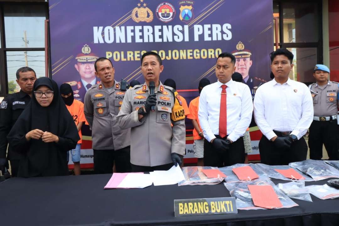 Kapolres Bojonegoro AKBP Mario Prahatinto didampingi Kasatreskrim AKP Fahmi Amarullah dalam jumpa pers di Mapolres Bojonegoro pada Senin 19 Februari 2024. (Foto: dok. humas polres)