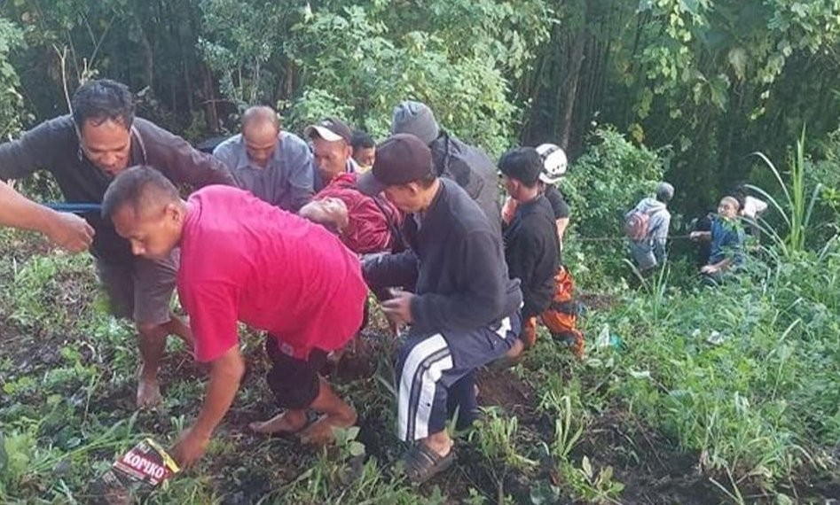 Warga saat melakukan evakuasi penumpang mobil pick up yang masuk ke jurang di Jalan Raya Rajekwesi, Kecamatan Kalipare, Kabupaten Malang, usai pulang pengajian dari Gus Iqdam, Senin pagi, 19 Februari 2024. (Foto: Moh Badar Risqullah/ngopibareng.id)