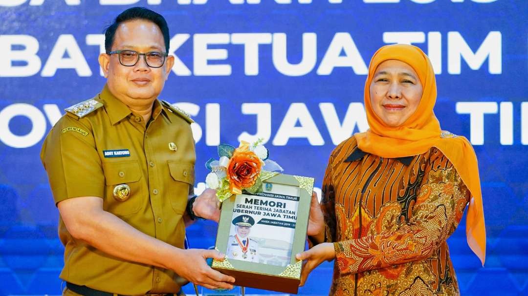 Gubernur Jatim periode 2019-2024, Khofifah Indar Parawansa (kanan) menyerahkan buku memori kepada Pj Gubernur Jatim, Adhy Karyono, dalam sertijab di Gedung Negara Grahadi, Surabaya, Senin 19 Februari 2024. (Foto: Istimewa)