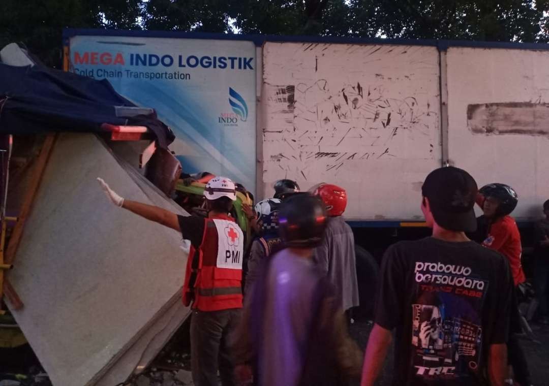 Evakuasi penumpang truk yang terjepit kabin.(Foto Dok. Satlantas)