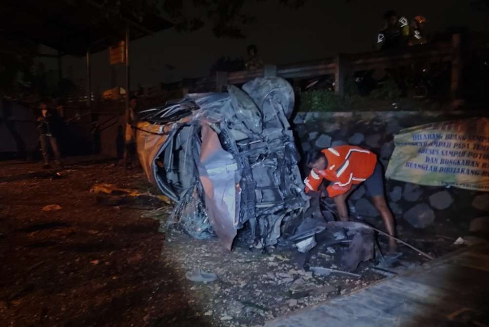 Proses evakuasi mobil terbalik berlangsung cukup lama.(Foto: Deni Lukmantara/Ngopibareng.id)