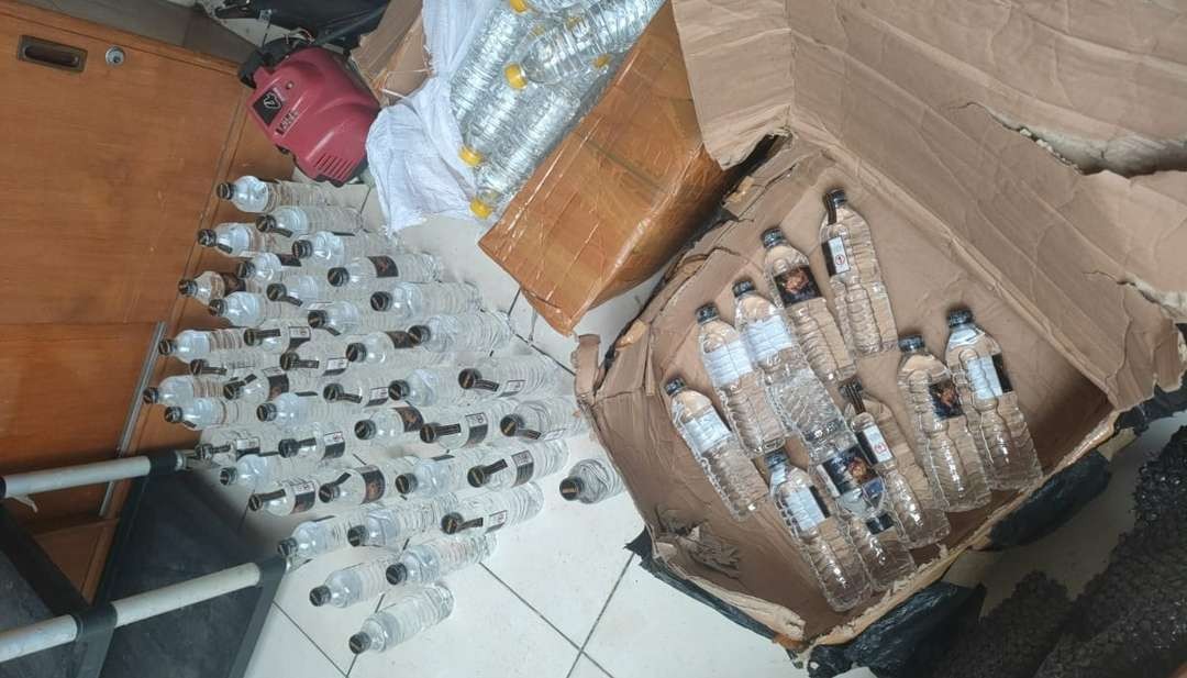 Puluhan botol Arak Bali ilegal yang diamankan Bea Cukai Malang dalam empat kali penindakan terhadap BKC ilegal di beberapa jasa ekspedisi di Kota Malang dan Kabupaten Malang, pada 13-15 Februari 2024.