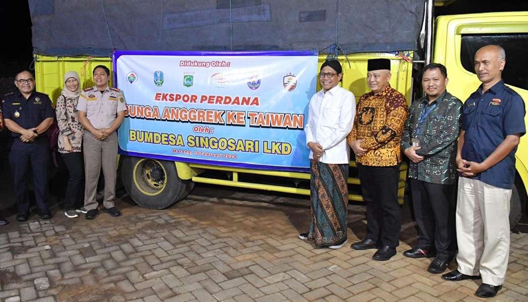 Mendes PDTT Abdul Halim Iskandar bersama Bupati Malang Sanusi dan Direktur BUMDes Singosari LKD, Agus Sudrikamto memberangkatkan ekspor perdana anggrek BUMDes Bersama Singosari  Senin malam, 19 Februari 2024. (Foto: Ngopibareng.id/Moh Badar Risqullah)