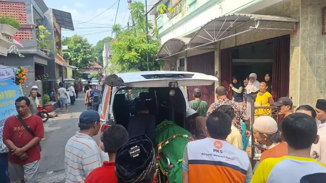 Jenazah Ketua KPPS 42 Ngagel Rejo Joko Budiono, yang hendak disemayamkan di TPU Keputih, Sukolilo, Surabaya, Jumat 16 Februari 2024. (Foto: Julianus Palermo/Ngopibareng.id)