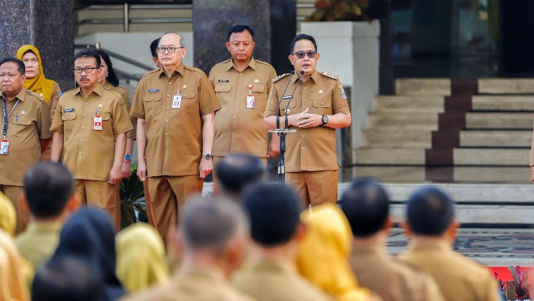 Pj Gubernur Jatim, Adhy Karyono saat memimpin apel di Kantor Gubernur Jatim, Surabaya, Selasa 20 Februari 2024. (Foto: Istimewa)