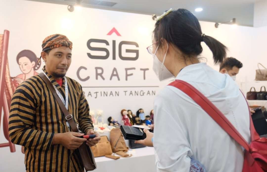 Ardiyansyah, pemilik usaha “Arma Leather and Craft” dalam sebuah pameran UKM. (Foto: SIG)