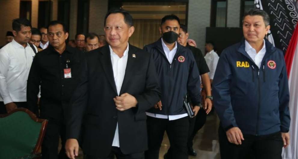 Kepala Badan Nasional Penanggulangan Terorisme Republik Indonesia (BNPT) Komjen Pol Mohammed Rycko Amelza Dahniel (kanan) bersama Mendagri Tito Karnavian. (Foto:adi/ngopibareng.id)