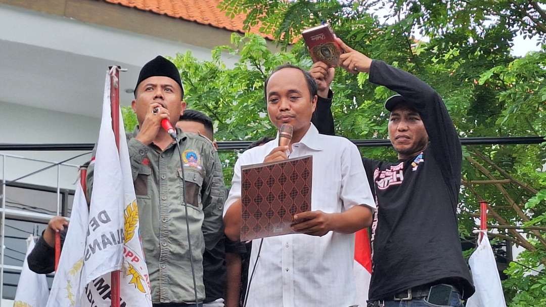 Koordinator Divisi (Kordiv) Hukum dan Penyelesaian Sengketa Bawaslu Kota Surabaya, Eko Rinda saat disumpah oleh Ketua Umum AMI Baihaki Akbar, terkait keseriusan Bawaslu Kota Surabaya menangani kasus pelanggaran pidana pemilu, di Kantor Bawaslu Surabaya, Rabu 21 Februari 2024. (Foto: Julianus Palermo/Ngopibareng.id)