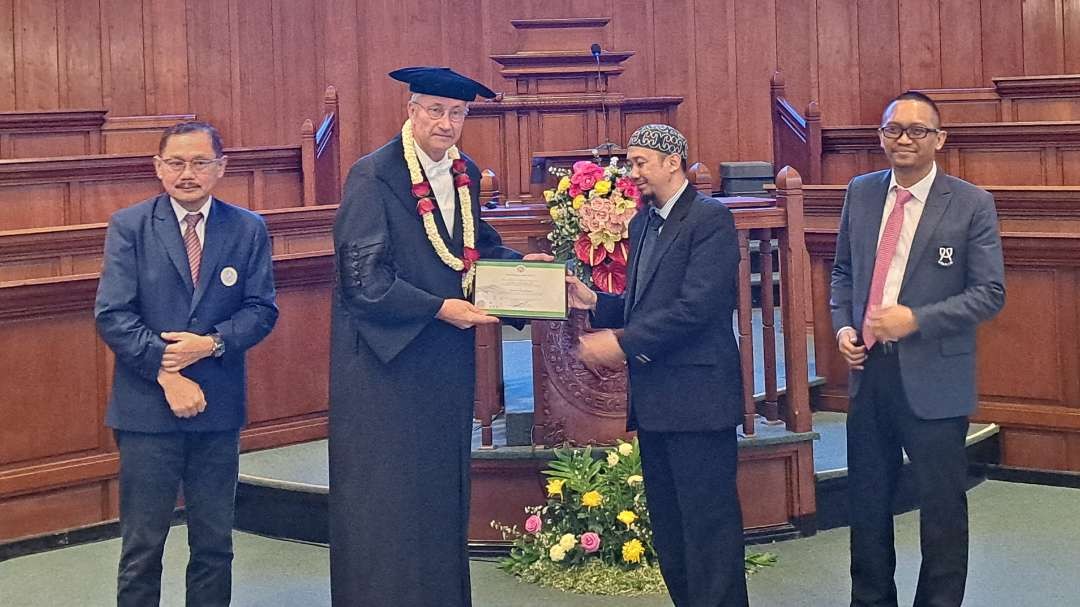 Prof. Rob J.M.Groen,MD,Phd dari Universitas Medical Center Groningen saat dikukuhkan sebagai guru besar luar negeri, salah satu riset yang dikembangkan soal tumor otak. (Foto: Pita Sari/Ngopibareng.id)