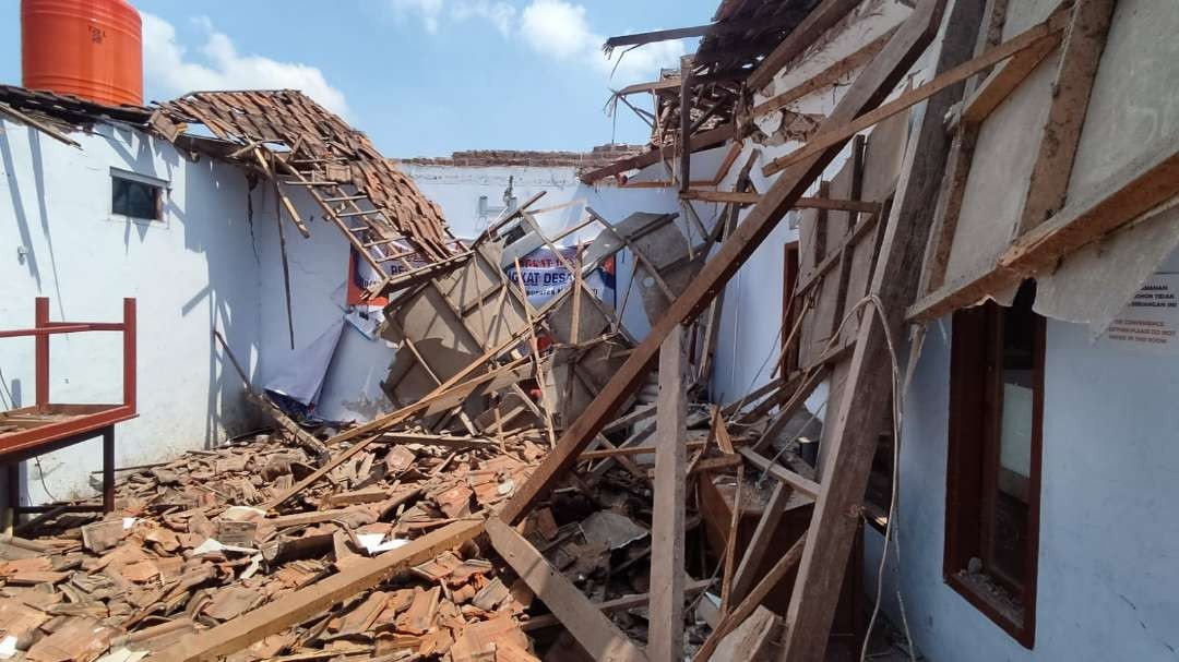 Atap dan tembok Gedung PKK dan BPD Mojokerto ambrol. (Foto: BPBD Mojokerto)