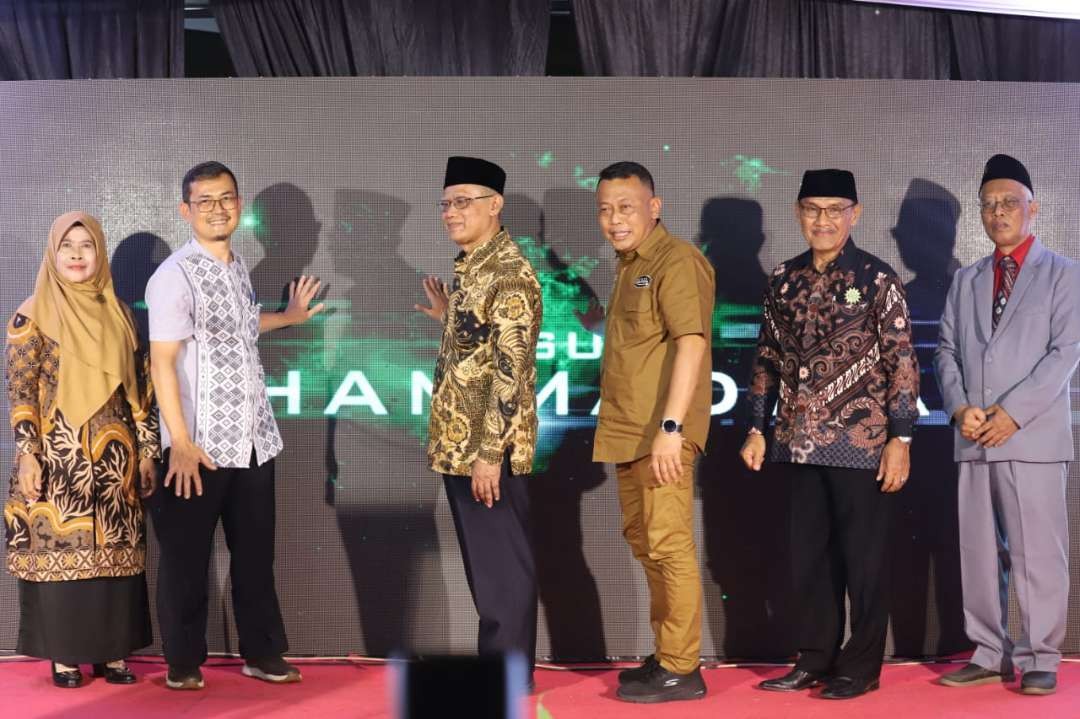 Bupati Ponorogo Sugiri Sancoko dan Ketua Umum PP Muhammadiyah Prof Dr Haedar Nashir saat peresmian Masjid Ibnu Sina di komplek Rumah Sakit Muhammadiyah di Ponorogo pada Selasa 20 Februari 2024. (Foto: dok. Kominfo Ponorogo)