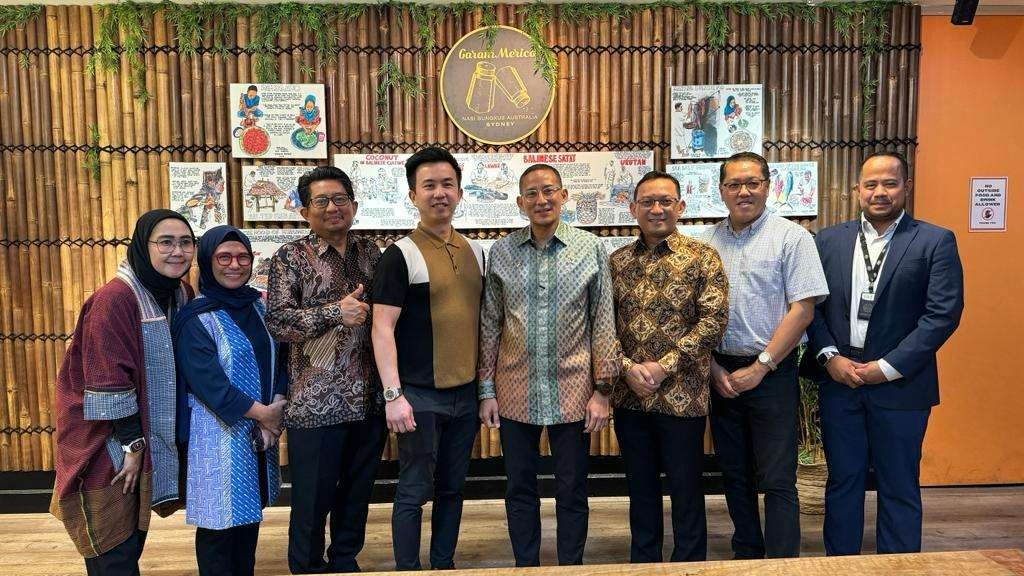 Menteri Pariwisata dan Ekonomi Kreatif RI Sandiaga Uno bersama staf KBRI Sydney di Restoran Garam Merica Sydney, Australia. (Foto: Istimewa)