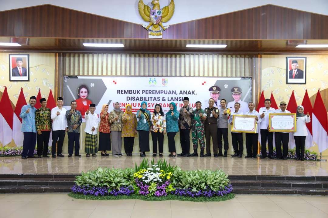 Menteri Pemberdayaan Perempuan dan  Perlindungan Anak Republik Indonesia, Bintang Puspayoga saat berfoto bersama usai penandatanganan pakta integritas gerakan bersama stop perkawinan anak (Foto: Istimewa)