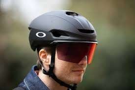 Helm Oakley New Aro7 yang mengutamakan aerodinamika tetapi tetap memperhatikan sirkulasi angin agar kepala tetap dingin. (Foto: Istimewa)