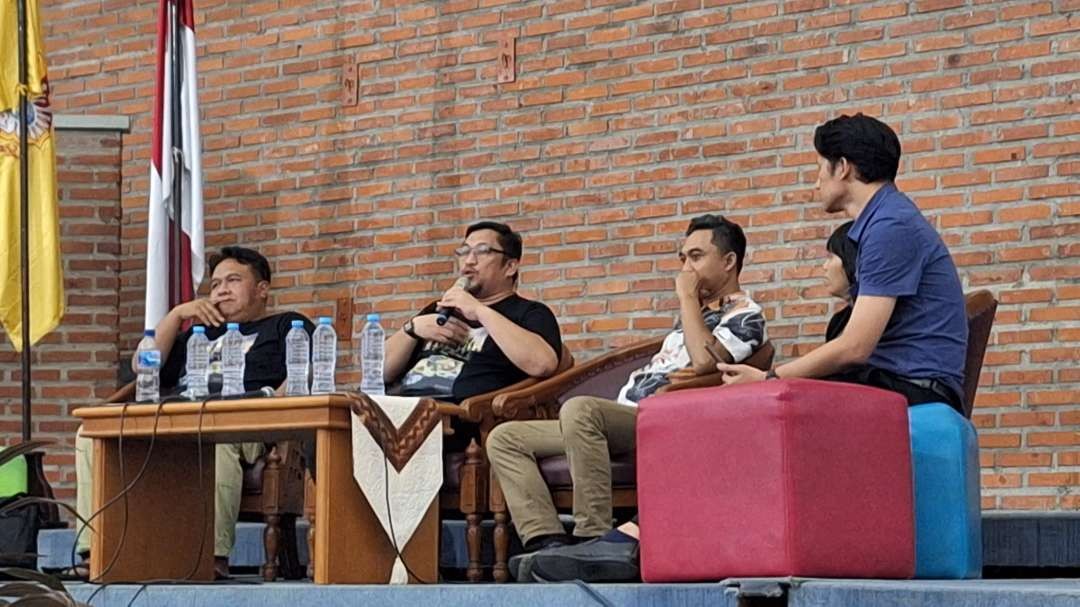 Sutradara film dokumenter "Dirty Votes" Dandhy Dwi Laksono dan Pakar Hukum Tata Negara Universitas Andalas Feri Amsari, saat mengisi diskusi film "Dirty Votes", di Universitas Katolik Widya Mandala, Surabaya, Rabu 21 Februari 2024. (Foto: Julianus Palermo/Ngopibareng.id)