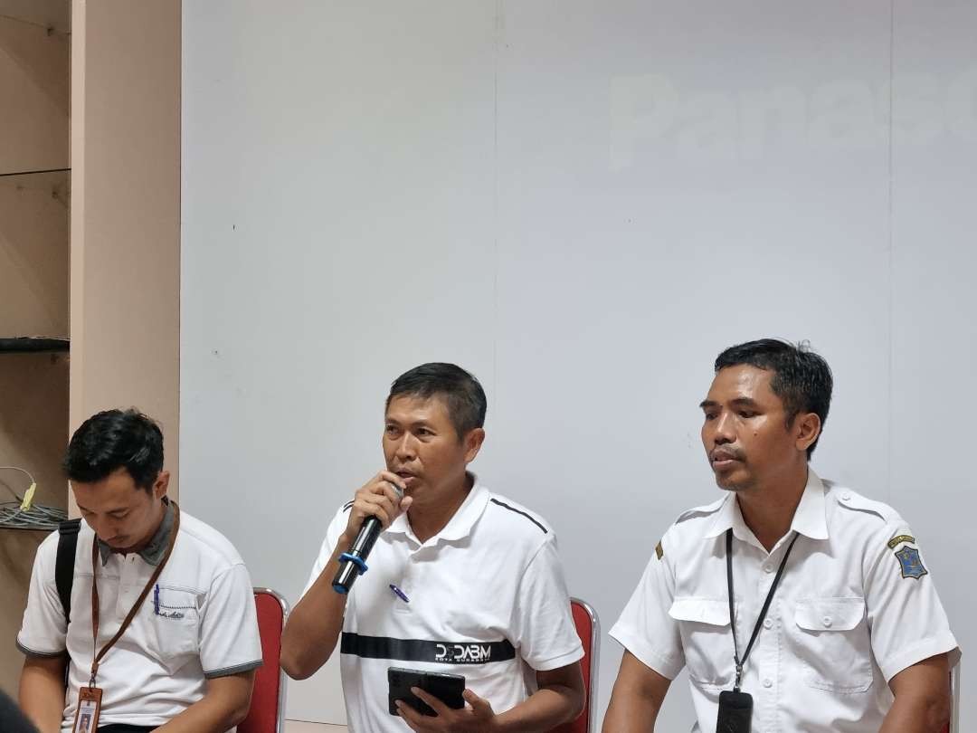 Kepala Dinas Sumber Daya Air dan Bina Marga (DSDABM) Kota Surabaya, Syamsul Hariadi saat menjelaskan penangganan banjir di Kota Surabaya. (Foto: Pita Sari/Ngopibareng.id)