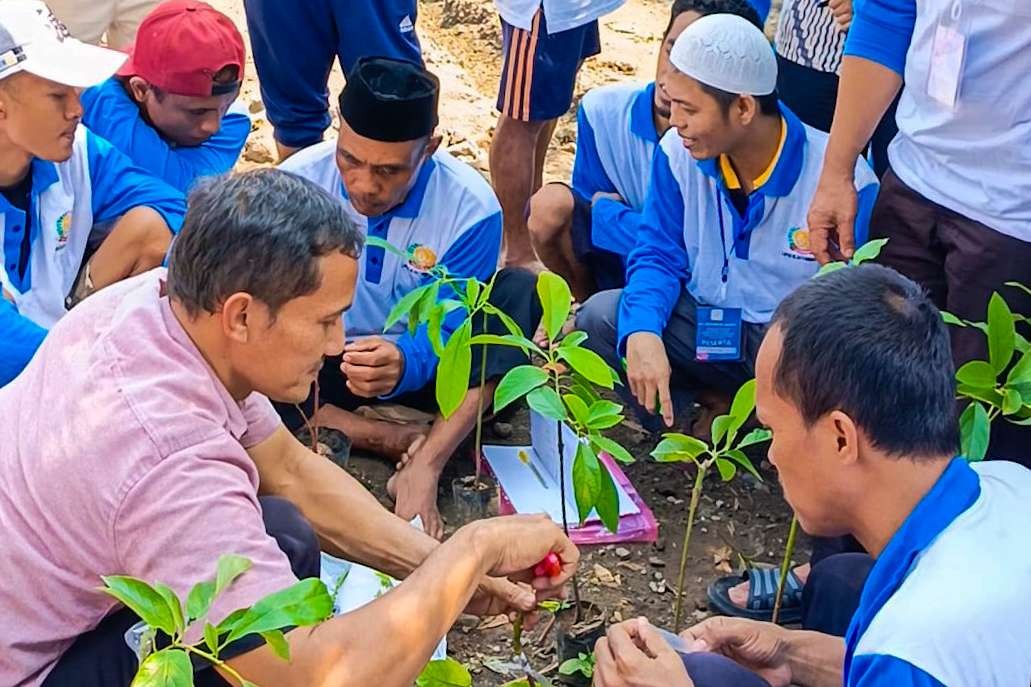 Warga Binaan Lapas Porong saat menanam benih alpukat aligator jumbo (foto :Aini/Ngopibareng.id)