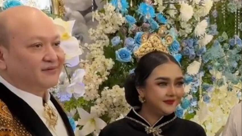 Pasangan Ari Sigit dan Suci Winata melaksanakan prosesi tujuh bulanan bayi. (Foto: TikTok @ambarsipmakeup)