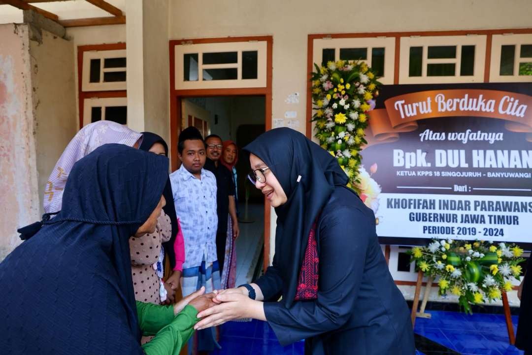 Bupati Banyuwangi Ipuk Fiestiandani takziyah ke rumah Almarhum Dulhanan (foto: Humas pemkab Banyuwangi)