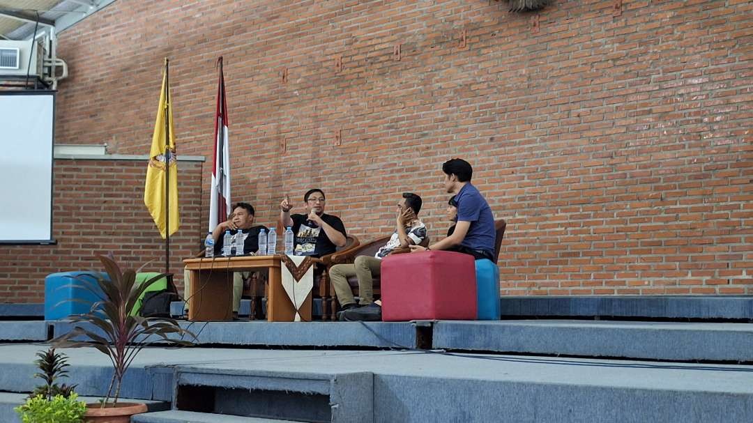 Ahli hukum tata negara Universitas Andalas sekaligus pemeran film "Dirty Votes" Feri Amsari dan sutradara Dandhy Dwi Laksono, saat mengisi diskusi film di Universitas Katolik Widya Mandala, Rabu 21 Februari 2024. (Foto: Julianus Palermo/Ngopibareng.id)