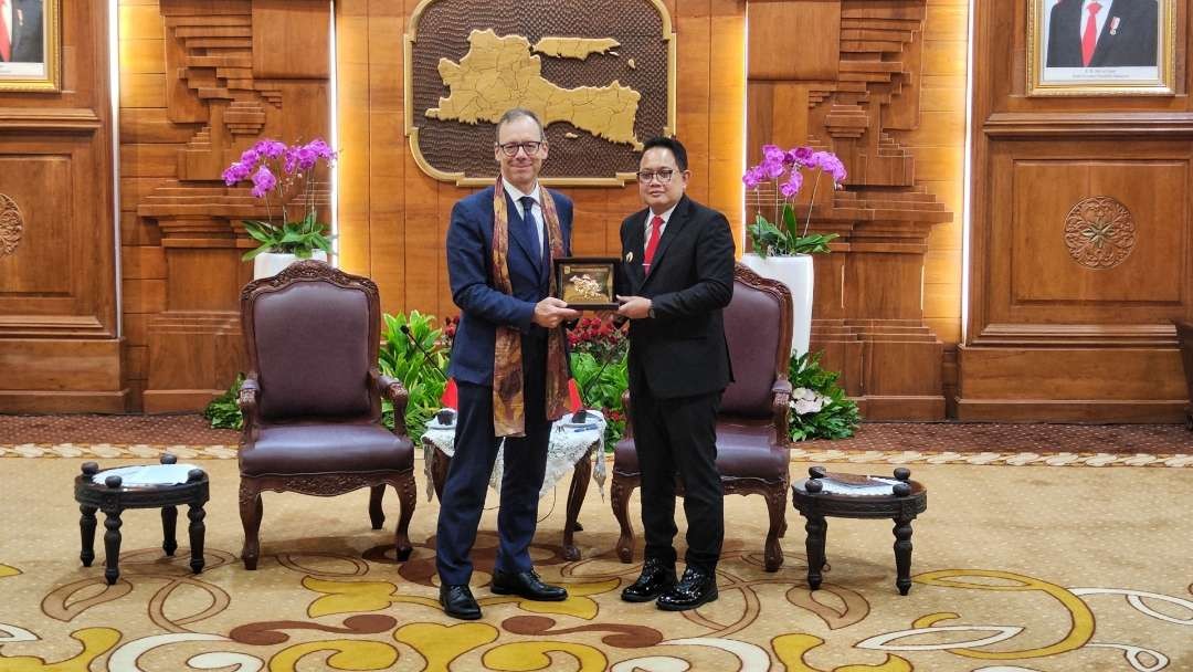 Dubes Swiss untuk Indonesia, Olivier Zehnder dengan Pj Sekdaprov Jatim Adhy Karyono di Gedung Negara Grahadi, Surabaya, Kamis 22 Februari 2024. (Foto: Fariz Yarbo/Ngopibareng.id)