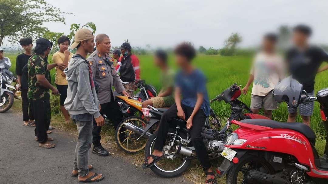 Kapolsek Banyuwangi AKP Kusmin menginterogasi remaja yang kedapatan melakukan balap liar (Foto: Muh Hujaini/Ngopibareng.id)