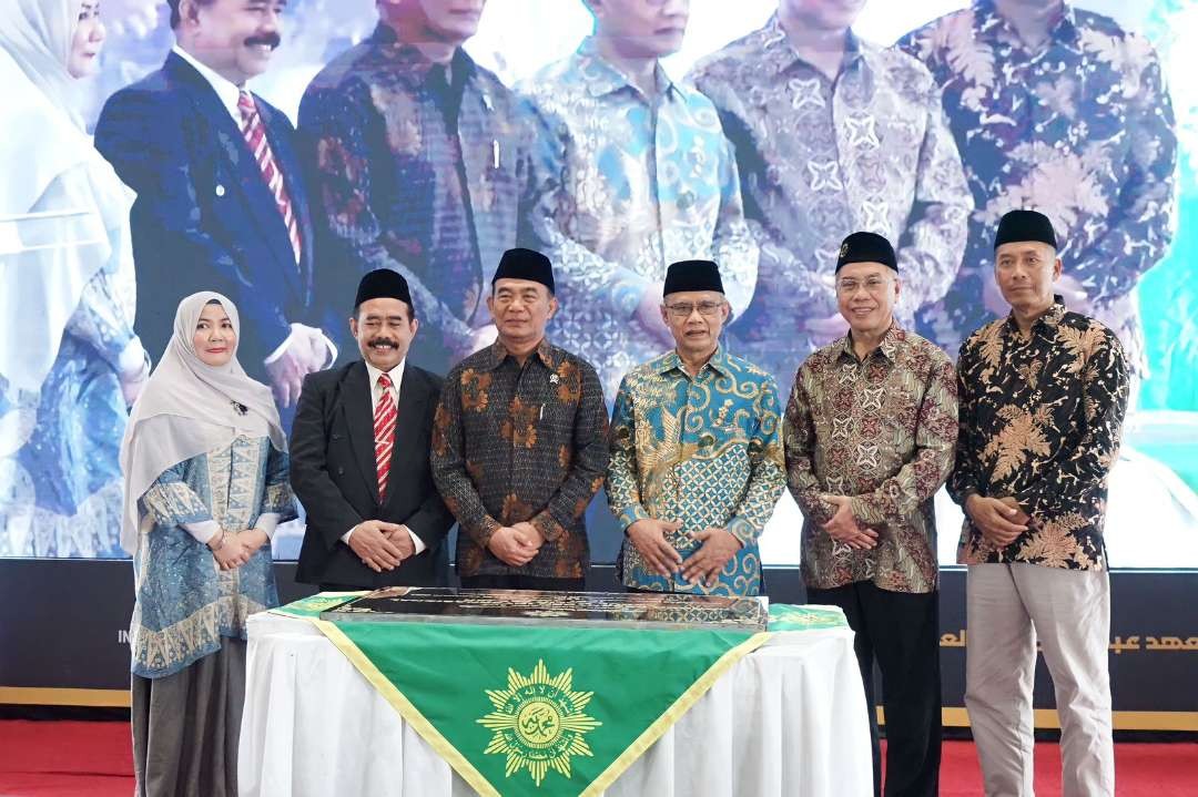 Menteri Koordinator Pembangunan Manusia dan Kebudayaan (Menko PMK) Muhadjir Effendy (tiga kiri) meresmikan Pondok Pesantren Internasional Abdul Malik Fadjar (PPI AMF), Karangploso, Kabupaten Malang, Jawa Timur, Rabu 21 Februari 2024. (Foto: Kemenko PMK)