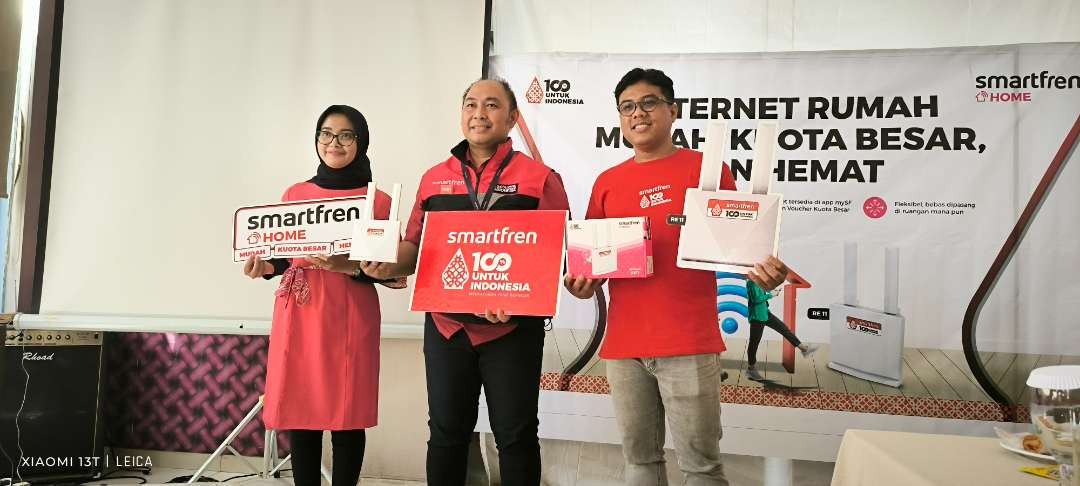 Smartfren memperkenalkan produk terbarunya yaitu Smartfren Home RE11, wireless router yang disebut stabil saat hujan. (Foto: Fendi Lesmana/ngopibareng.id)