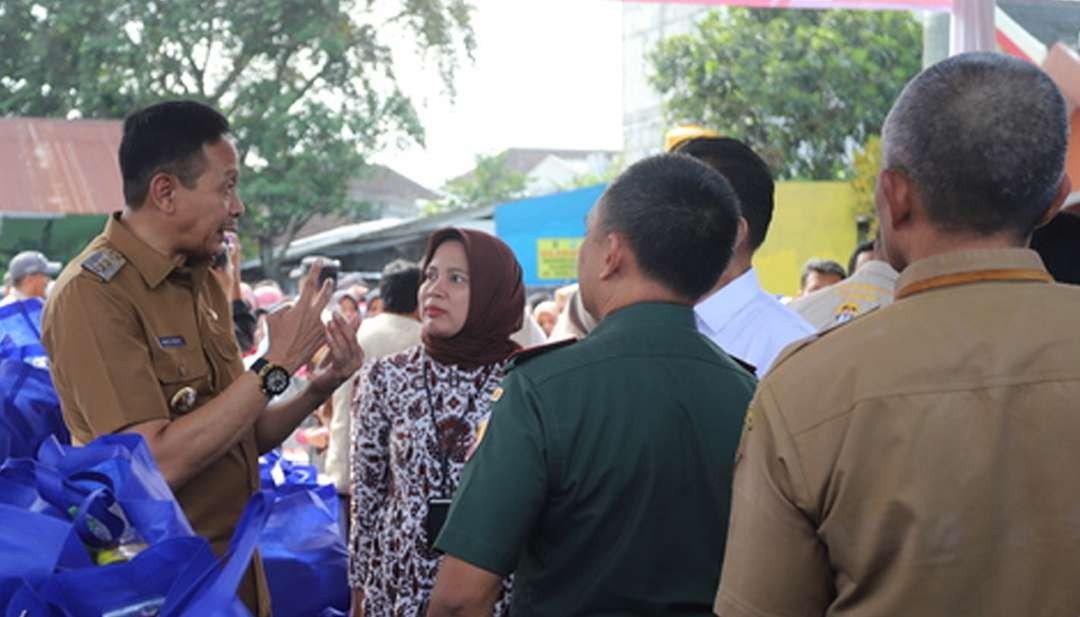 Pj Wali Kota Malang, Wahyu Hidayat, saat menghadiri kegiatan pasar murah di Lapangan Merjosari, Kecamatan Lowokwaru, pada Selasa, 20 Februari 2024. (Foto: Humas Pemkot Malang)