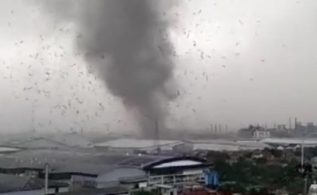 Angin tornado yang menerjang sejumlah wilayah di Jawa Barat. (Foto: Ist)