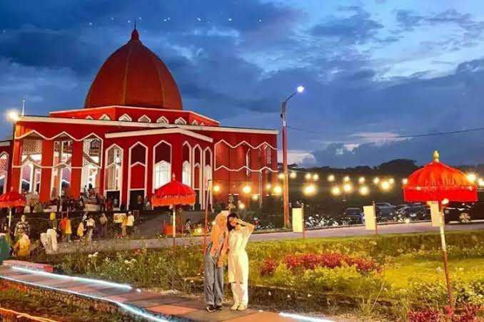 Masjid Merah di Pandaan Pasuruan, keindahan yang berbeda. (Foto: dok/ngopibareng.id)