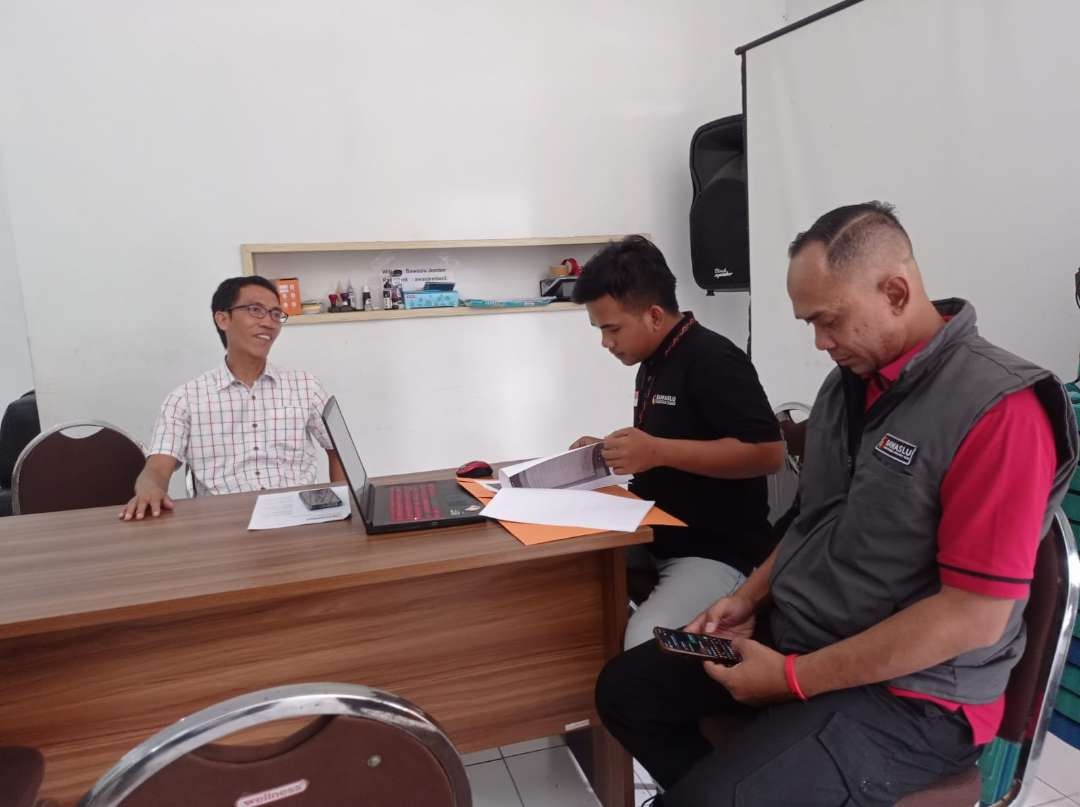 Komisioner KPU Jember Ahmad Hanafi saat melaporkan 3 PPS dan 5 PPK ke Bawaslu (Foto: Rusdi/Ngopibareng.id)