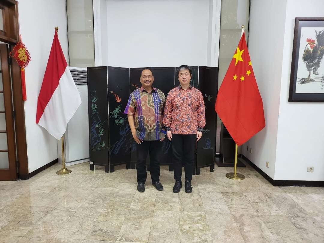 Ketua KONI Jatim M Nabil (kiri) bersama Konjen China Xu Yong. (Foto: Istimewa)