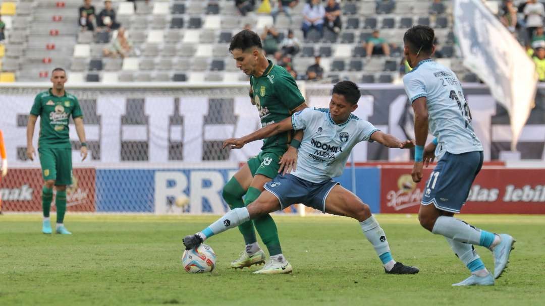 Pemain Persebaya, Bruno Moreira (hijau) saat berduel dengan pemain Persita di Stadion Gelora Bung Tomo (GBT), Surabaya. (Foto: Fariz Yarbo/Ngopibareng.id)