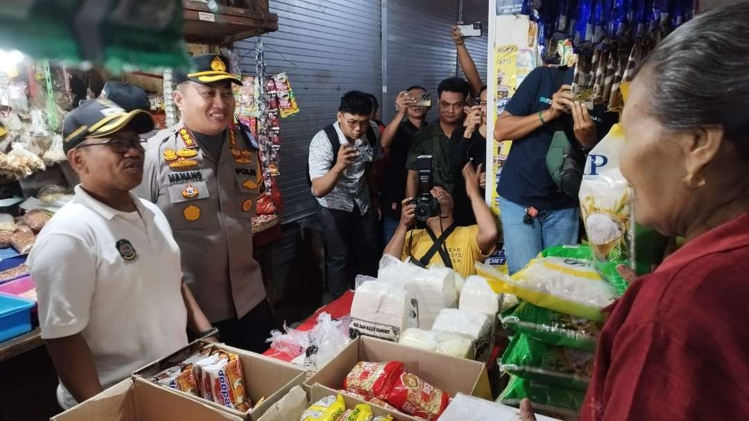 Kapolresta Banyuwangi yang juga Kasatgas Pangan Kombespol Nanang Haryono bersama Wakil Bupati Banyuwangi mengecek distribusi beras di Pasar Rogojampi (Foto: Muh Hujaini/Ngopibareng.id)