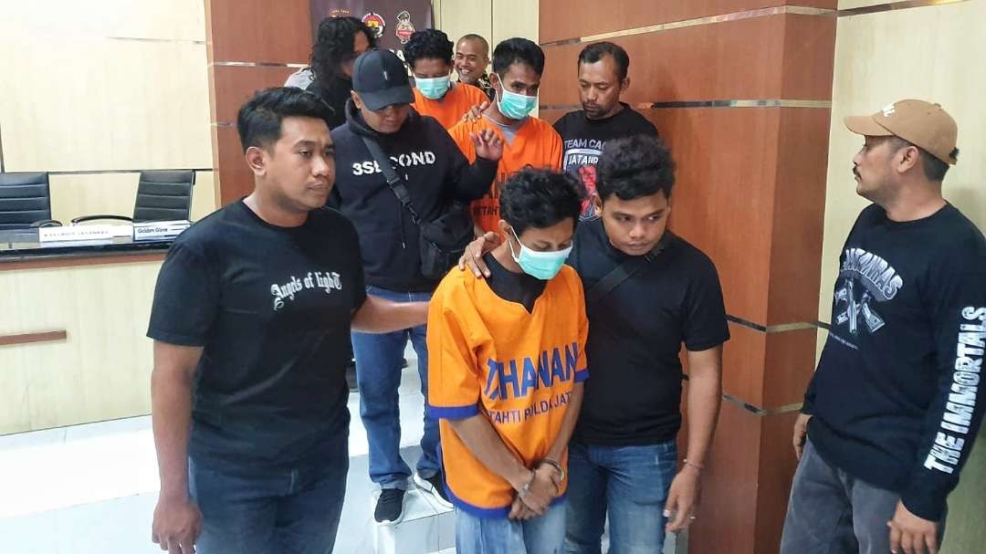 Tiga orang tersangka pemboman rumah di Pamekasan diamankan aparat kepolisian. (Foto: Fariz Yarbo/Ngopibareng.id)