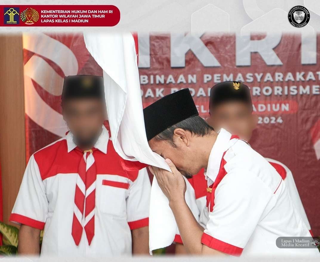 Tiga narapidana terorisme yang mengucap ikrar setia NKRI di Lapas Kelas I Madiun. (Foto: dok. Kemenkumham Jatim)