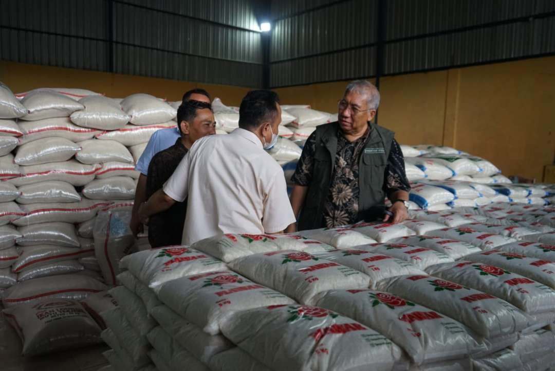 Direktur Utama Perum Bulog, Bayu Krisnamurthi, saat melakukan kunjungan kerja di salah satu tempat penggilingan. (Foto: Ahmad Sampurno/Ngopibareng.id)