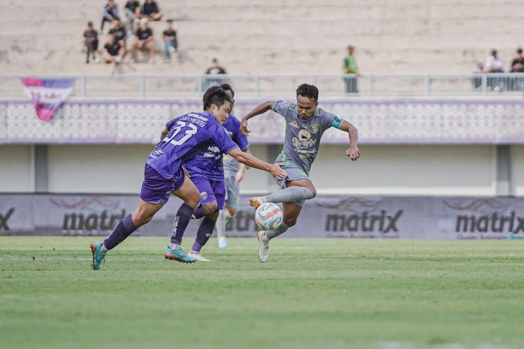 Pemain Persebaya, M. Hidayat (kanan) berusaha melewati penjagaan pemain Persita. (Foto: Persebaya)