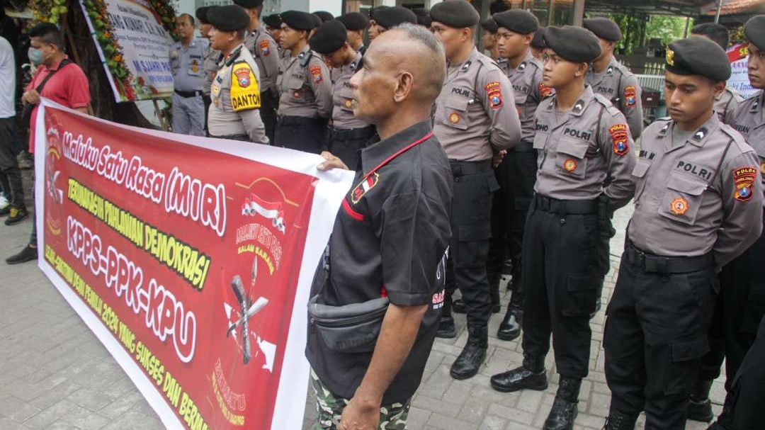 Massa Maluku Satu Rasa (M1R), saat menggelar aksi damai di depan Kantor KPUD Jawa Timur, Jalan Tenggilis Mejoyo, Surabaya, Sabtu 24 Februari 2024. (Foto: Julianus Palermo/Ngopibareng.id)