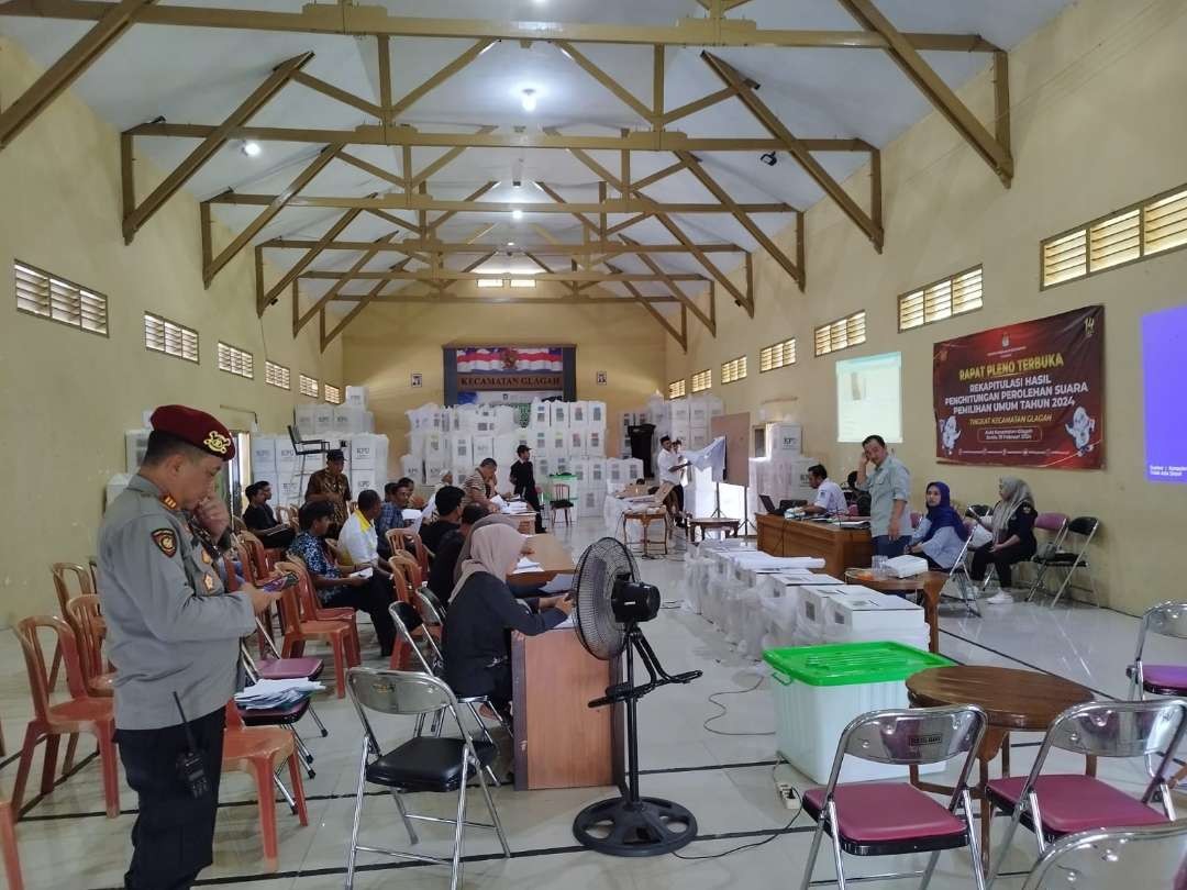 Proses rekapitulasi surat suara di tingkat Kecamatan, beberapa hari lalu. (Foto: Istimewa)