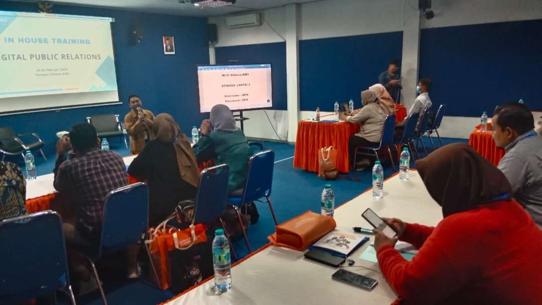 Pelatihan Digital Public Relation untuk Humas Organisasi Perangkat Daerah (OPD) dan instansi swasta diadakan Sekolah Tinggi Ilmu Komunikasi – Almamater Wartawan Surabaya (Stikosa-AWS) di Ruang Multimedia kampus Stikosa-AWS selama dua hari, yakni Sabtu 24/2 dan Minggu 25/2/2024.(Foto: Istimewa)